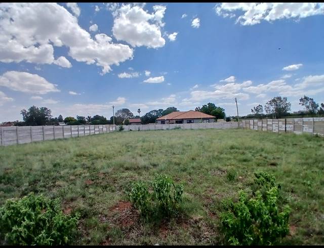 1,018M² VACANT LAND FOR SALE IN KOOKRUS